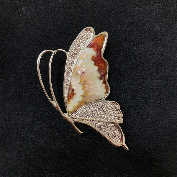 琥珀の蝶ブローチ